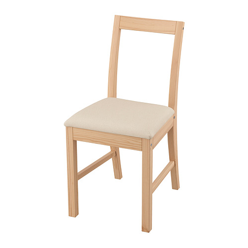 Silla PINNTORP de madera clara con cojín beige, diseño sencillo, respaldo en ángulo.