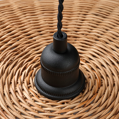 Lámpara de techo de metal negro con fondo de textura tejida. Diseño moderno con base de patrón tejido.