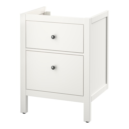 Un mueble de baño blanco HEMNES de ikea con dos cajones. Tiene un diseño sencillo y clásico con pomos negros.