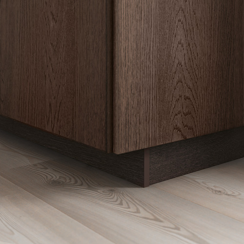 Gabinete de madera oscura con vetas visibles, borde de roble macizo en la base, se asienta sobre piso de madera clara, mostrando la elegancia y el detalle de los frentes SINARP.