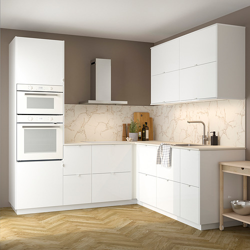 Cocina moderna con armarios RINGHULT blancos y brillantes. Horno doble, campana, salpicadero de mármol, piso de madera. Diseño elegante y limpio.