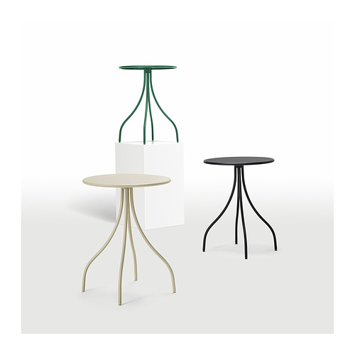 Tres mesas auxiliares modernas con patas elegantes y curvas. Colores: beige, negro, verde. Tapas redondas, diseño minimalista.