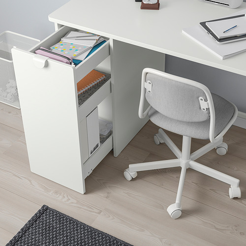 Un escritorio blanco con un mueble de almacenamiento extraíble lleno de libros y carpetas.