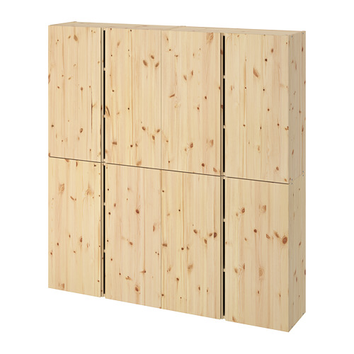 Un armario de almacenamiento de madera IVAR con un acabado natural. Cuenta con cuatro secciones cuadradas con un diseño sencillo y minimalista.