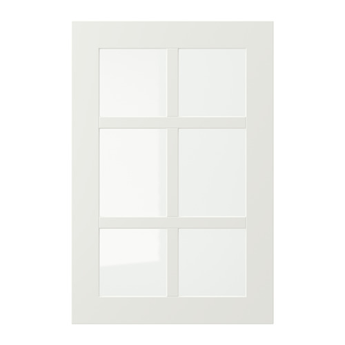 Un armario blanco STENSUND con puertas de cristal. El diseño rectangular, su atractivo de estilo rústico y su estructura robusta.