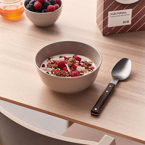 Yogur con granola y frutos rojos, cuchara, muesli de cacao, frutos rojos mixtos