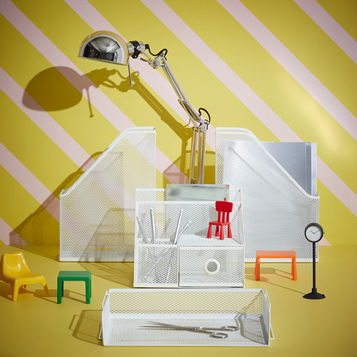 Organizador de escritorio DRÖNJÖNS: blanco, malla de acero, rectangular, sostiene varios artículos. Pequeño, encaja perfectamente entre coloridas miniaturas.