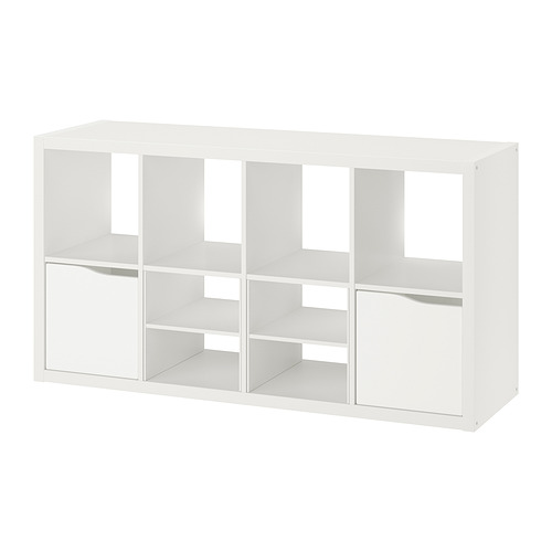 Estantería blanca KALLAX de Ikea, modular con secciones abiertas y cerradas, diseño minimalista.