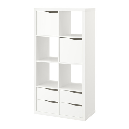 Exhibe una estantería KALLAX blanca con compartimentos y cajones abiertos. Es versátil y moderno, perfecto para el almacenamiento y la organización.