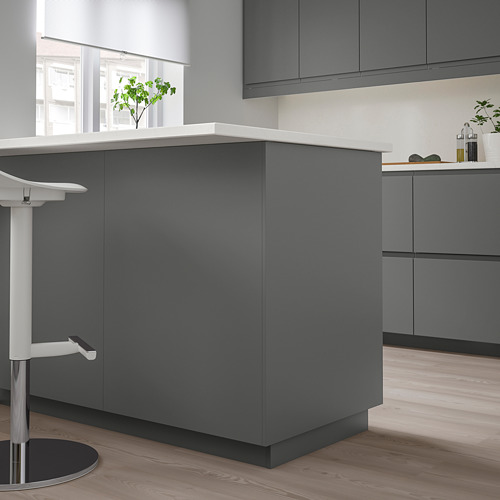 Cocina moderna con isla en color gris con encimera blanca, diseño elegante. Encaja bien en un plano de planta abierto, apariencia ordenada.