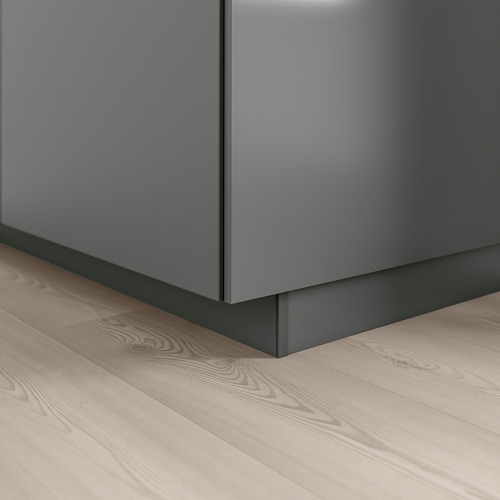 Zócalo de cocina en gris oscuro, cubriendo el espacio entre el suelo y el armario bajo. Se adapta a la serie metod.