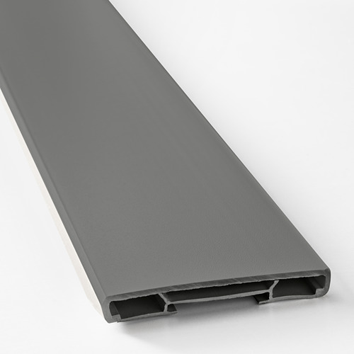 La imagen muestra un zócalo de cocina en color gris, elegante y de diseño moderno, hecho para cubrir los huecos del suelo debajo de los armarios bajos.