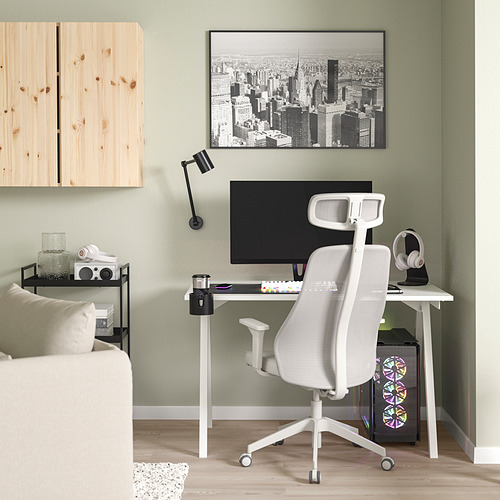 Oficina en casa minimalista: silla de juego blanca, escritorio compacto, monitor negro, foto de paisaje urbano.