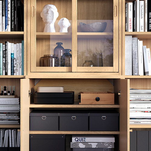 Librería de madera con puertas de cristal, donde se exhiben artículos decorativos y libros. Almacenamiento abierto y cerrado, estantes ajustables y asas integradas.