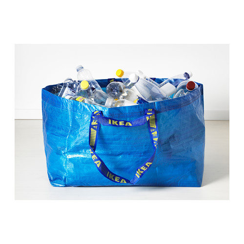 Bolsa azul de ikea llena de botellas de plástico para reciclar.