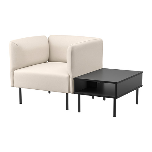 Un sofá modular beige, lilleh en beige claro, combinado con una mesa de centro negra. Diseño aerodinámico y acogedor para mayor comodidad y versatilidad.