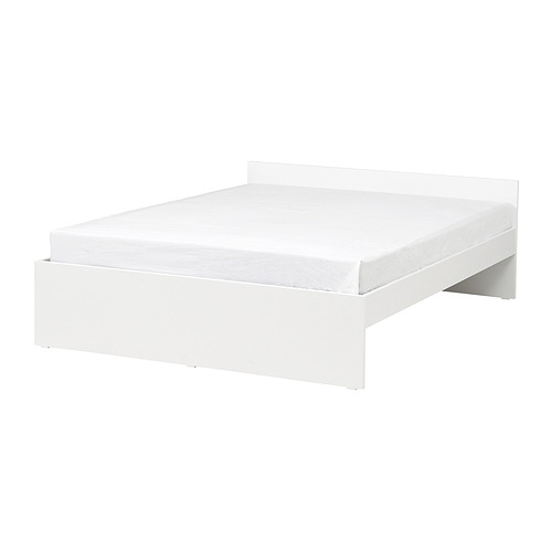 Cama de plataforma VIHALS blanca de diseño minimalista, de forma rectangular de líneas limpias, fabricada en tablero de partículas y pintura acrílica.