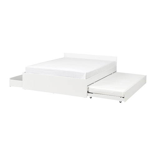 Un armazón de cama VIHALS blanco con nido y cajas de almacenamiento. Tiene un diseño limpio y moderno con una base de listones y ruedas para facilitar el movimiento.