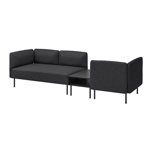 Moderno sofá LILLEHEM negro con cojines gris oscuro, líneas elegantes y diseño minimalista.