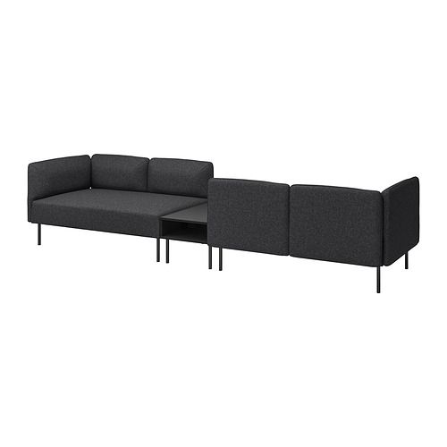 Moderno sofá modular LILLEHEM negro con líneas limpias y cojines de felpa.