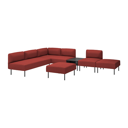 Conjunto de sofá modular rojo con secciones esquineras y rectas, dos pufs y mesa auxiliar. Versátil.