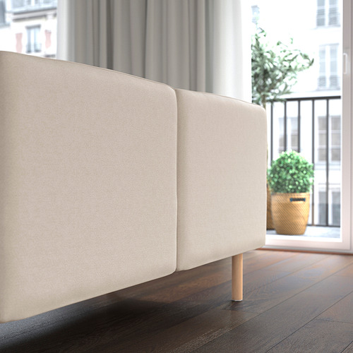 Un sofá modular, en color beige, colocado en el interior. Una funda lavable a máquina y asientos de apoyo.