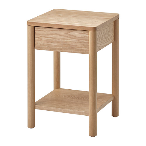 La mesita de noche TONSTAD es de color marrón claro, de forma cuadrada con patas redondeadas, con un solo cajón y un estante inferior de chapa de madera de roble.