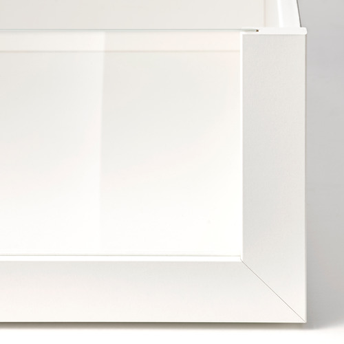 Primer plano de un gabinete blanco elegante e impoluto con bordes suaves y acabado brillante.