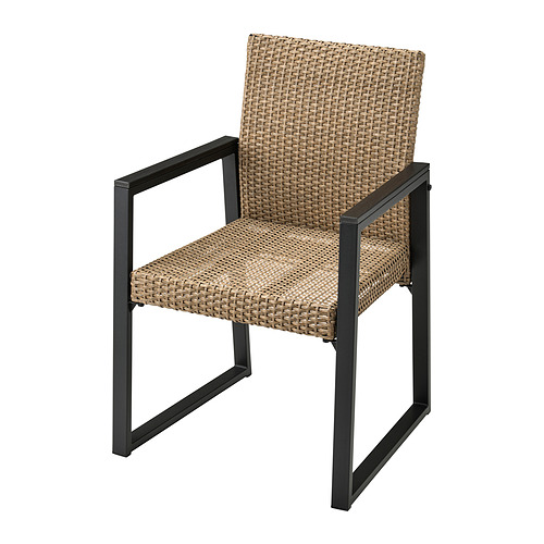 Una silla VÄRMANSÖ, negra y beige, diseño tejido, para uso en exteriores.