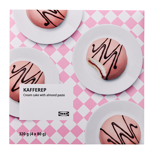Tartas de crema KAFFEREP en platos rosas, fondo de diamante, detalle de embalaje.