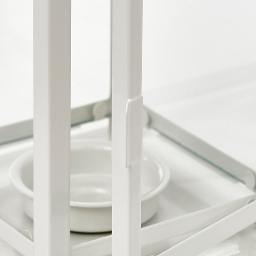 Linterna BORRBY totalmente blanca que sostiene varias velas pequeñas, que evocan comodidad. Tapa de vidrio y construcción de acero visible.