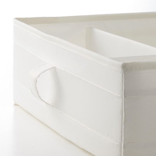 Primer plano de la caja de almacenamiento de tela blanca con costuras reforzadas y asas laterales, diseñada para ahorrar espacio.