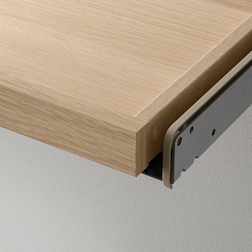 Cajón de madera con bisagra metálica, mecanismo de deslizamiento suave, que muestra artesanía de calidad.