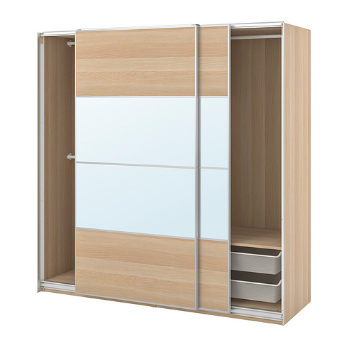Armario moderno de madera con puertas con espejos, color claro, diseño corredizo y estantes interiores.