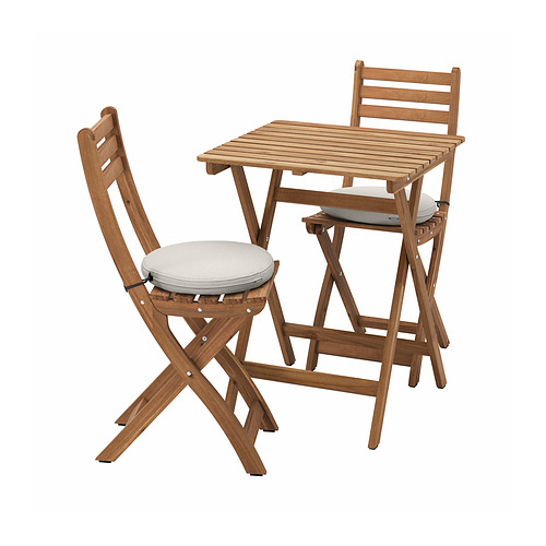 ASKHOLMEN: mesa de exterior de madera marrón y dos sillas con cojines.