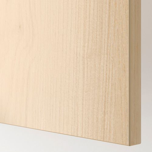 Primer plano de una superficie de madera, lisa y de color claro con textura de vetas de madera visibles.