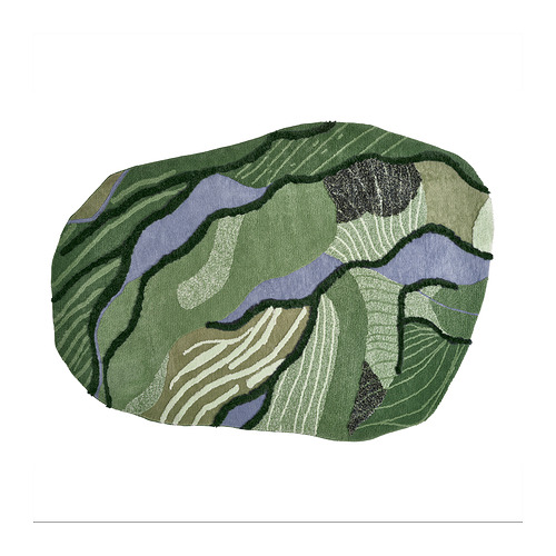 Alfombra abstracta verde, texturizada con formas orgánicas, hecha de poliéster reciclado.