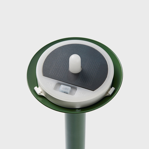 Vista superior de una lámpara verde moderna con detalles en blanco, diseño elegante.