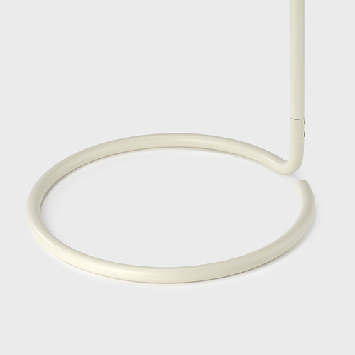 Elegante lámpara de pie blanca moderna con base curva. Diseño de alta calidad, estética minimalista.