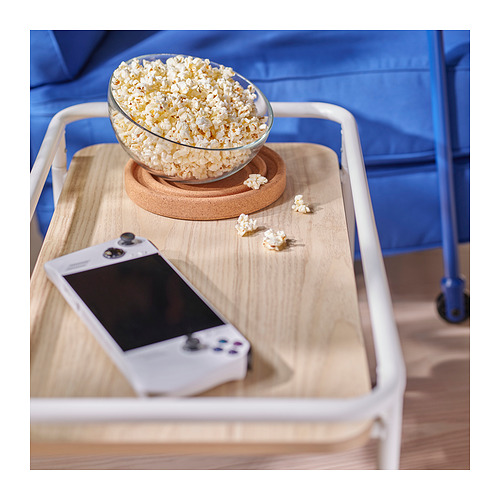 Mesa auxiliar de madera con palomitas de maíz y dispositivo de juego.