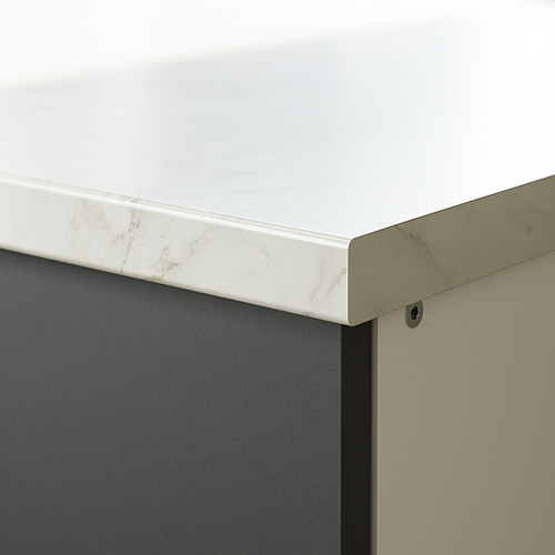 Cocina moderna: encimera blanca, armarios grises.