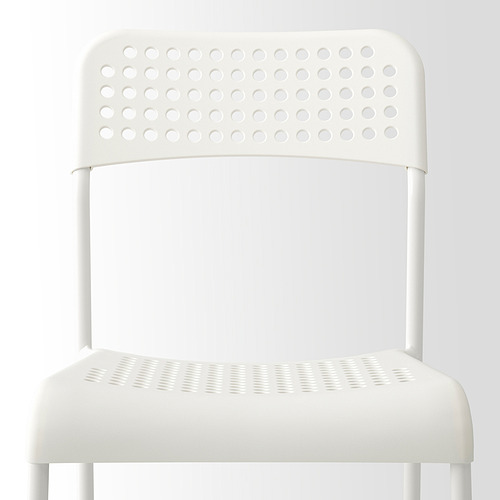 Moderna silla apilable con asiento y respaldo perforados, patas robustas, ideal para un fácil almacenamiento.