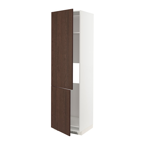 Puertas de madera de color marrón oscuro sobre armario alto blanco.