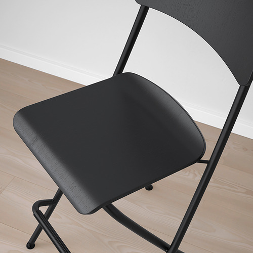 Taburete de bar negro con asiento de madera y estructura metálica; Diseñado para la estabilidad y la comodidad.