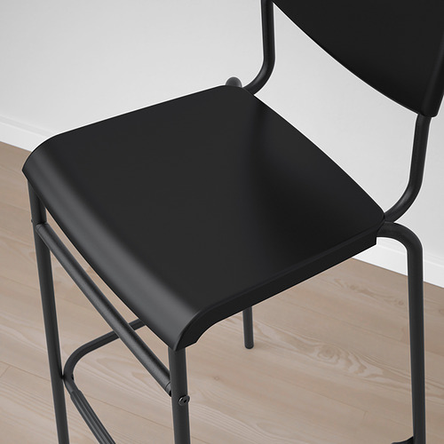 Taburete de bar moderno negro con elegante estructura metálica y asiento curvo, ideal para espacios compactos.