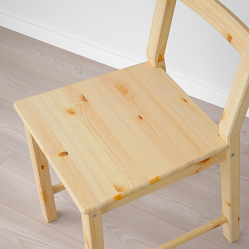 Silla de madera natural de diseño sencillo y acabado claro, con patrones de vetas.