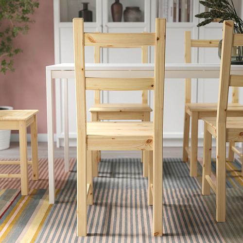 Sillas de madera alrededor de la mesa del comedor sobre alfombra a rayas; Duradero, seguro para uso doméstico.