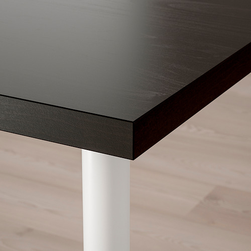 Tablero negro con acabado oscuro, pata blanca, diseño moderno.