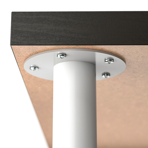 Primer plano de una base de mesa robusta con tornillos metálicos que sujetan firmemente el tablero.