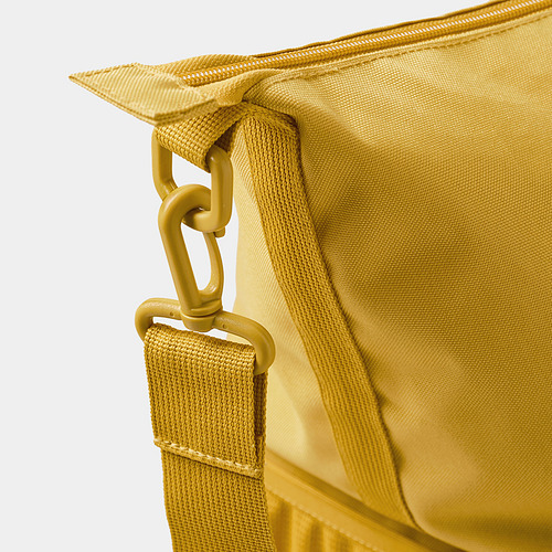 Primer plano de una robusta correa de bolsos KLOTPIL de color canela con clips de plástico seguros, que resalta la tela y el diseño duraderos.